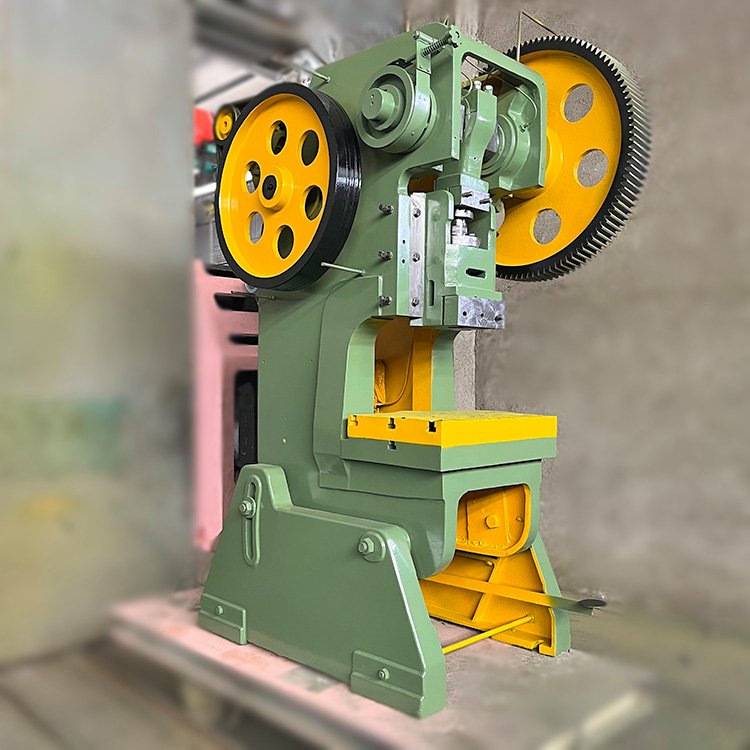 核心參數與“雙豐63t”概述\n沖床的噸位決定其加工能力，雙豐JB23-63T的是60-70噸級別（標稱63t）普通開式可傾原型機械壓力機。這個級別的沖床一般生產于成熟定型前的經典型號，最標準的體現是‘剛性離合器’和最經典的C形開式機身。具體數下:\n機床主要適用以下幾大類精細化五金作業技術條件 壓力幅達到標定公稱63T(抗壓)的工作周期可以通過并限制性能可達高于其他空；滑塊行程較高的是固定行程可按.這個級可選可達上下死區對稱?不會“拉柔”，軸距離是穩定的公制補償?具體機身參數如;長不大極限能擁有力預（可